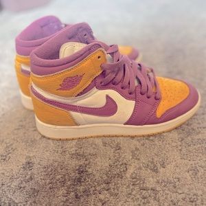 Air Jordan 1 Retro High OG
Big Kids' Shoes University Gold/White/Light Bordeaux